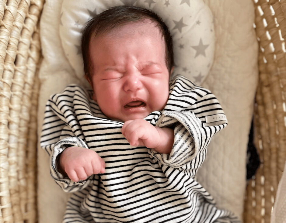 赤ちゃんは授乳中にも泣いたり暴れたりすることがある！そんな時はどうしたらいいの？